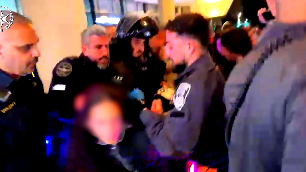 تل أبيب: الشرطة تفرق مظاهرة ضد الحرب وتعتقل 10 أشخاص