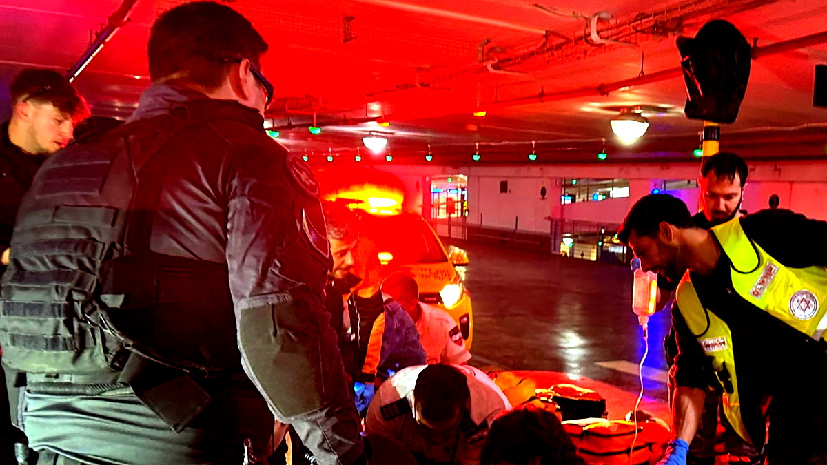 إنقاذ حياة رجل (50 عاماً) إثر إصابته بسكتة قلبية داخل ملجأ في تل أبيب