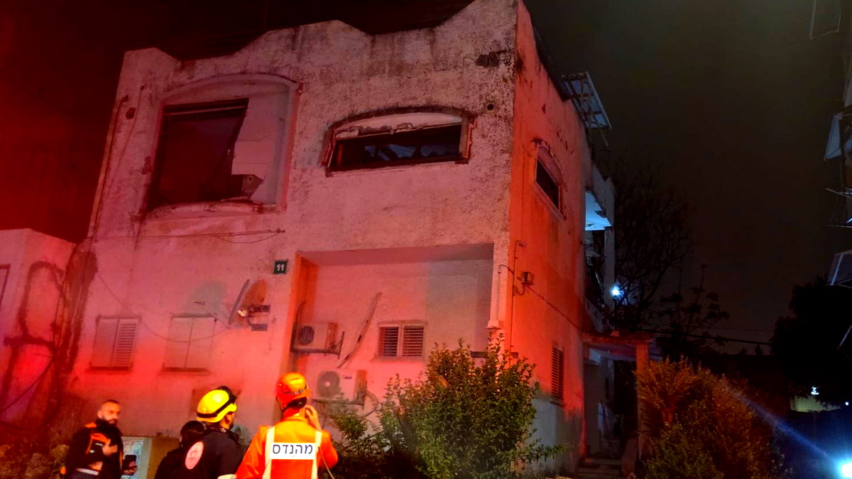 هجوم صاروخي إيراني ليلي: سقوط شظايا في 6 مدن بالمركز وتل ابيب واستهداف منطقة صناعية في النقب