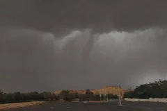 حالة الطقس: مشمسة إلى غائمة جزئيًا