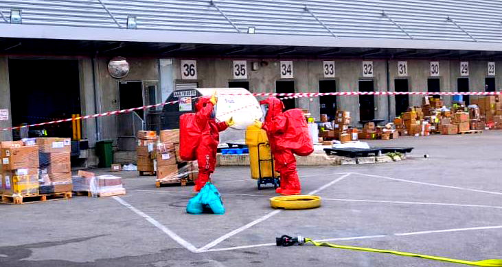 فيديو - إستنفار في مطار اللد بعد الإشتباه بمواد سامة داخل طرد إتضح أنها "كرتونة" ! 