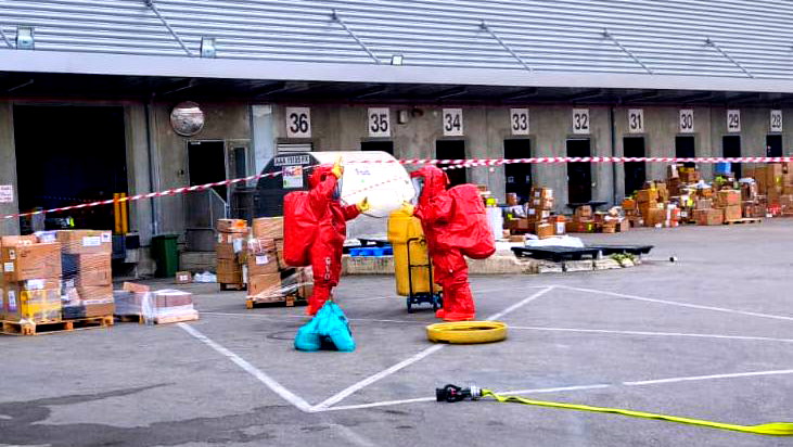 فيديو - إستنفار في مطار اللد بعد الإشتباه بمواد سامة داخل طرد إتضح أنها "كرتونة" !