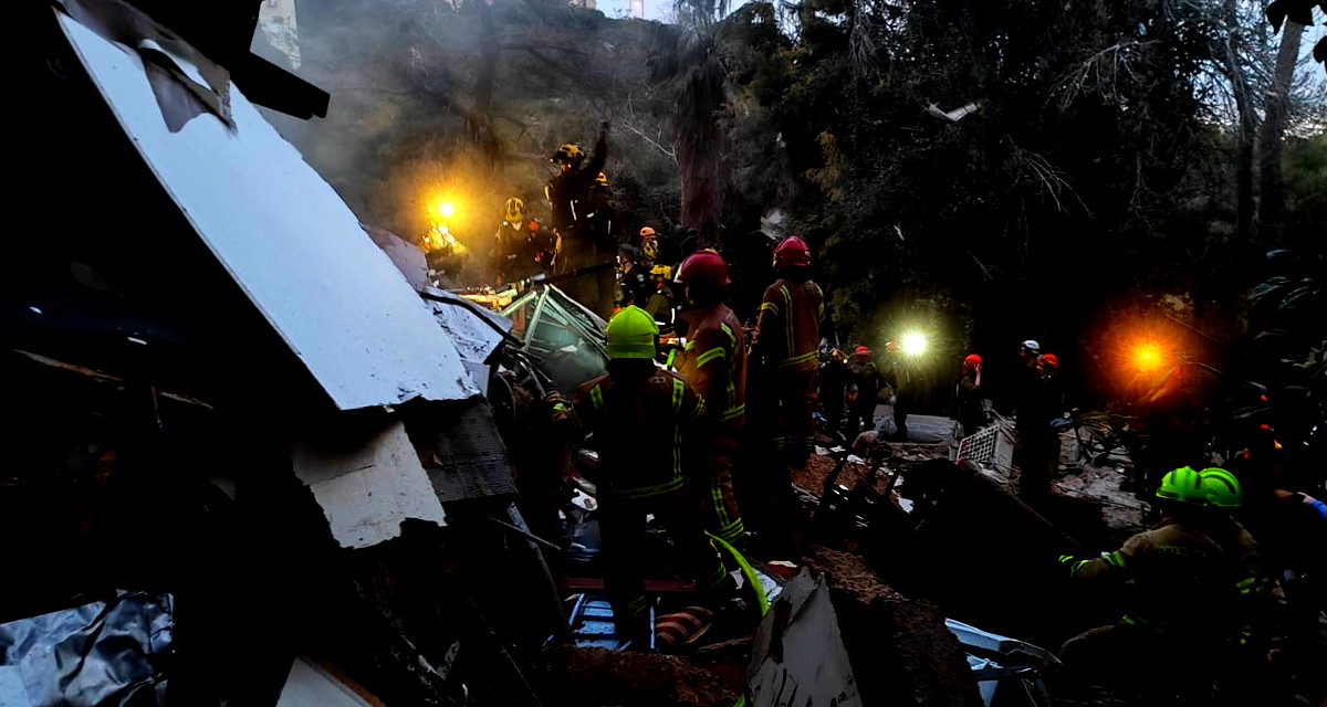 حيفا: البحث عن 4 مفقودين تحت الأنقاض ومخاوف من وجود أجزاء صاروخية لم تنفجر