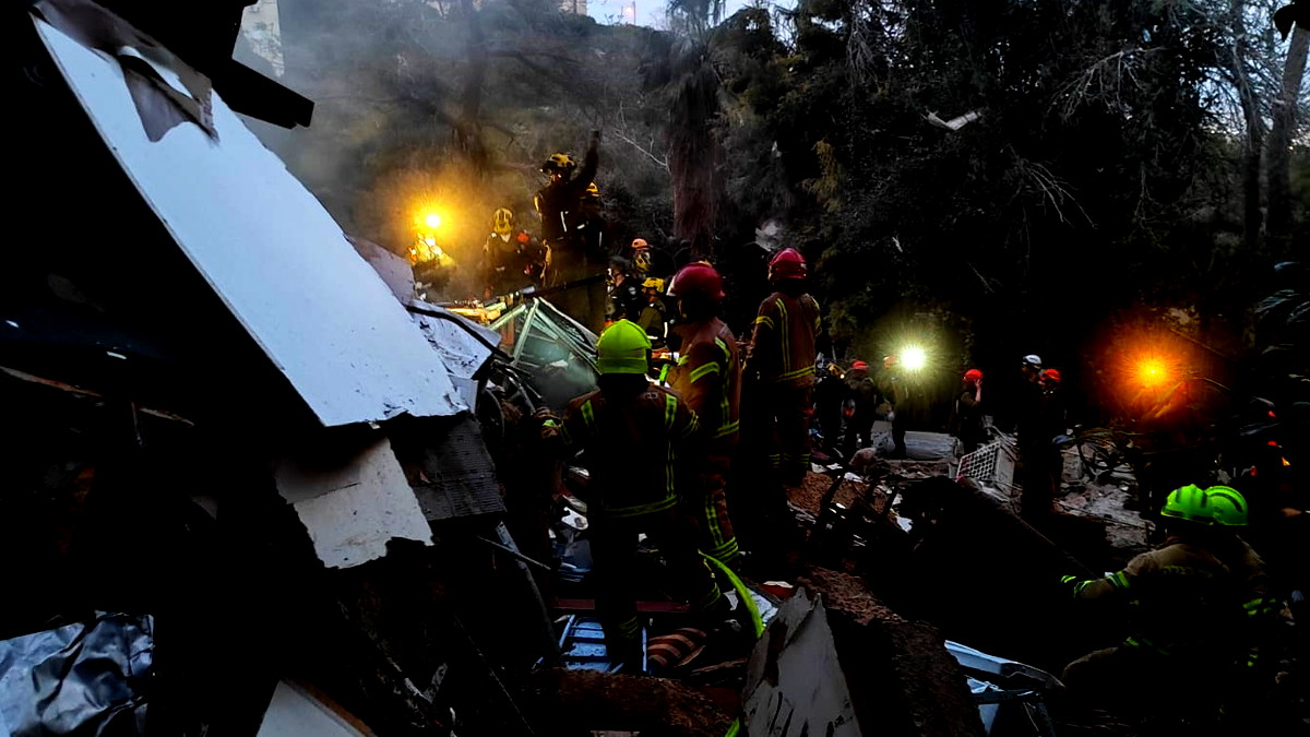 حيفا: البحث عن 4 مفقودين تحت الأنقاض ومخاوف من وجود أجزاء صاروخية لم تنفجر