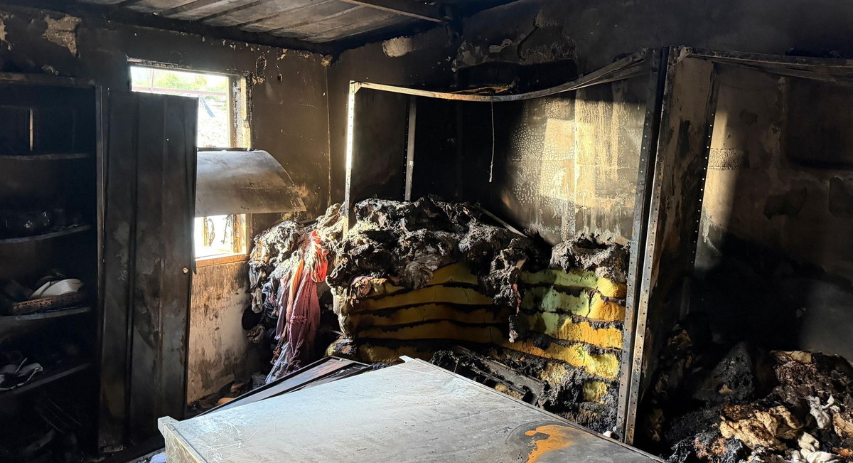 بعد احتراق منزل في صووين: الهواشلة يزور القرية ويحذّر مجددًا من غياب الملاجئ في النقب ويحمّل الحكومة المسؤولية