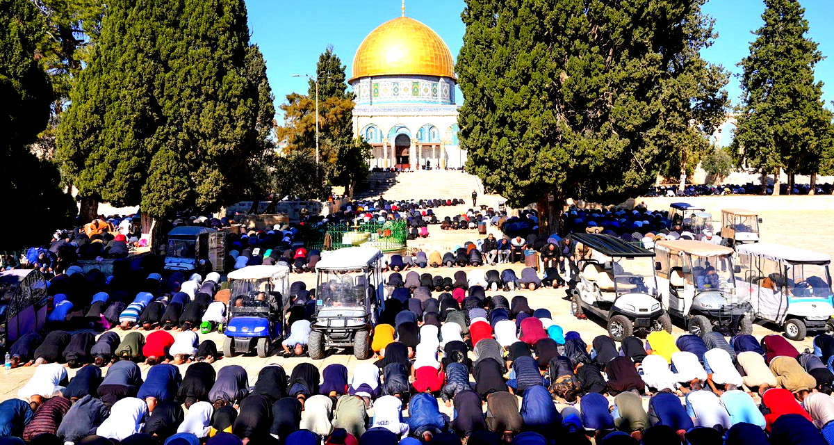 المحكمة العليا ترفع سعة المصلين في الأماكن المقدسة (الاقصى وحائط البراق) إلى 100 وتطالب بتفسيرات أمنية