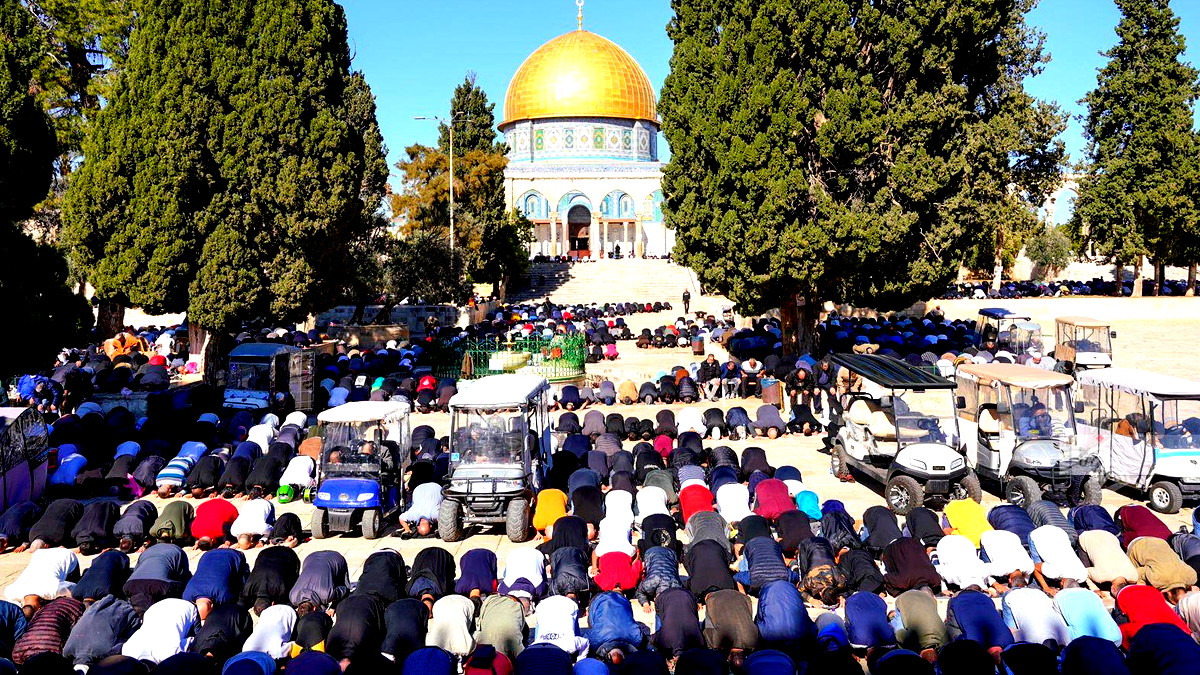 المحكمة العليا ترفع سعة المصلين في الأماكن المقدسة (الاقصى وحائط البراق) إلى 100 وتطالب بتفسيرات أمنية