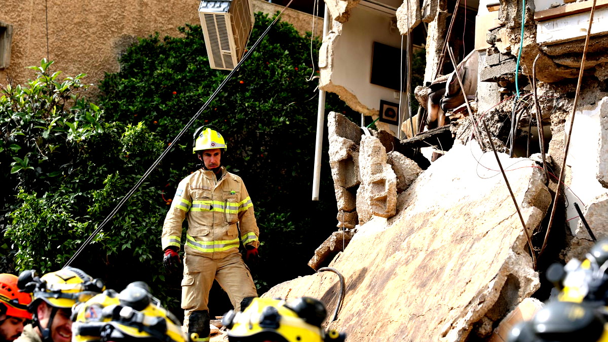 أربعة قتلى بقصفٍ إيراني استهدف أحد المباني السكنية أمس الأحد في مدينة حيفا