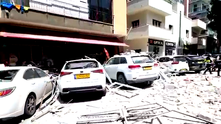 سقوط شظايا صواريخ في رمات غان وبني براك وتل أبيب.. اصابات واضرار لمباني