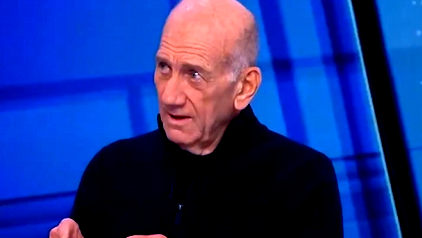 أولمرت يهاجم القيادة الأمنية ويحذر من لاهاي: “أوقفوا جرائم القتل والتطهير في الضفة