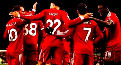 قائد ليفربول يفتح النار على زملائه.. ورحلة باريس "آخر أمل" 