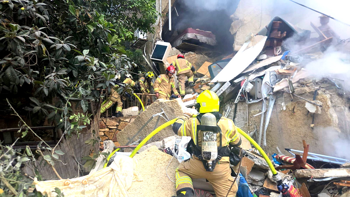 العثور على جثتين تحت أنقاض مبنى في حيفا إثر هجوم إيراني استهدف المكان أمس الأحد