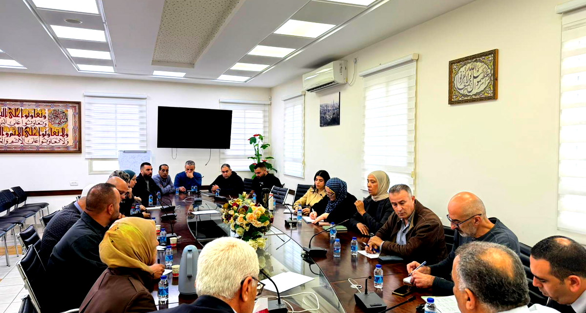 إدارة بلدية كفرقرع بمشاركة طواقم التربية والتعليم والأخصائيين النفسيين يعقدون اجتماعًا طارئاً في أعقاب مقتل يزن محمد مصاروة