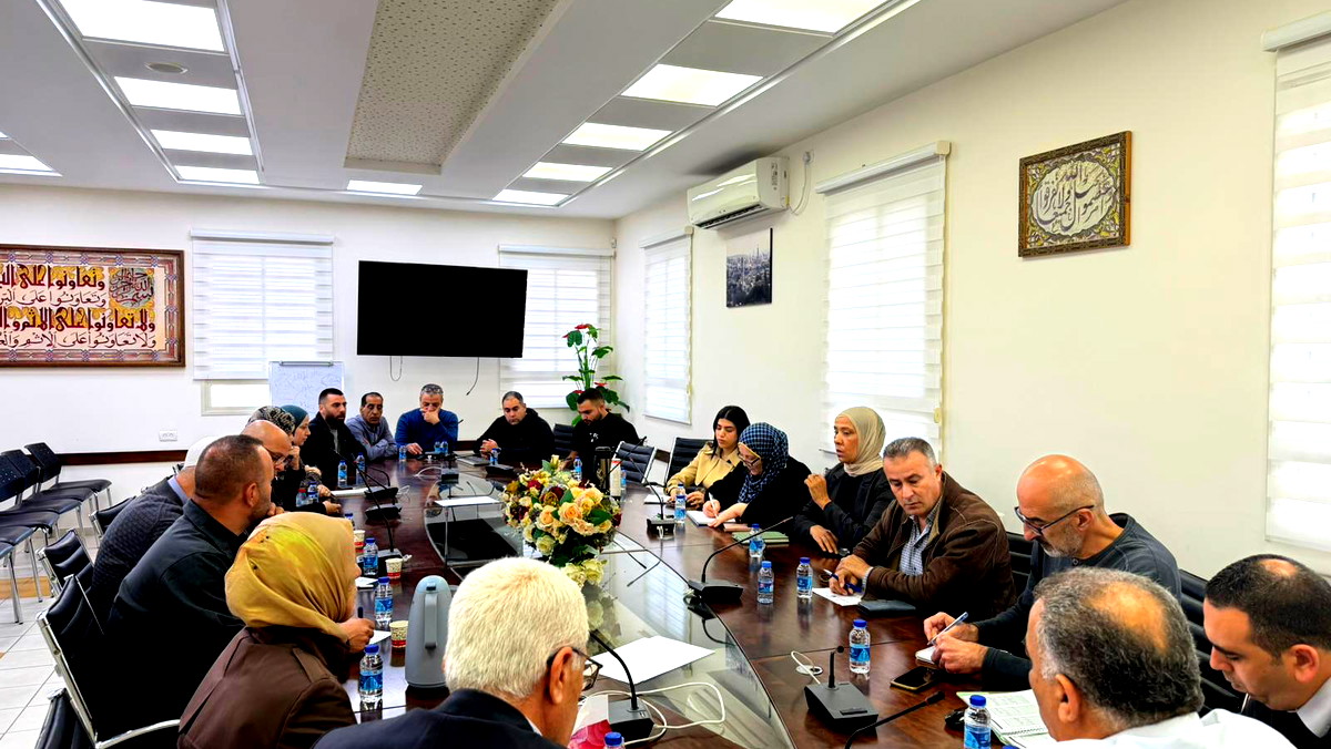 إدارة بلدية كفرقرع بمشاركة طواقم التربية والتعليم والأخصائيين النفسيين يعقدون اجتماعًا طارئاً في أعقاب مقتل يزن محمد مصاروة