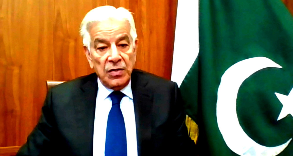 وزير الدفاع الباكستاني: إسرائيل لعنة على البشرية 