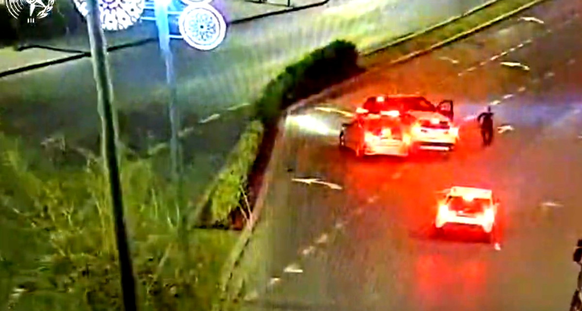 القدس: اعتقال قاصر (16 عامًا) من الضفة بعد قيادة مركبة مسروقة بشكل متهور وصدم شاحنة ودوريتين للشرطة