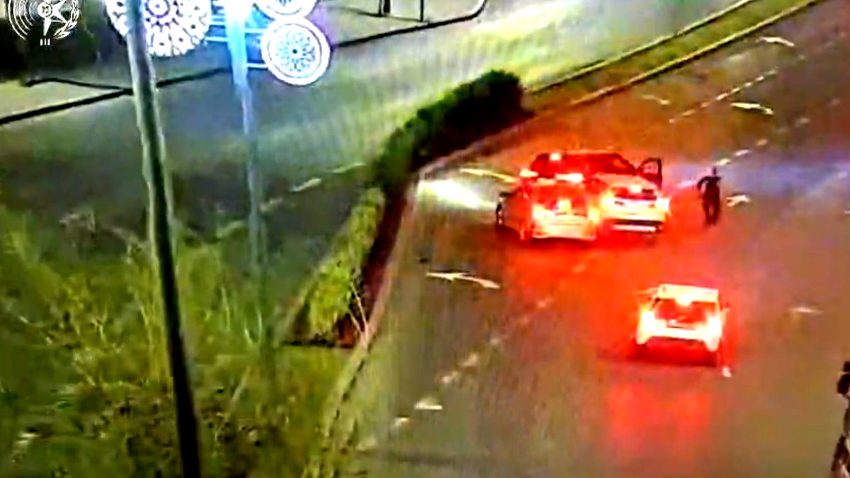 القدس: اعتقال قاصر (16 عامًا) من الضفة بعد قيادة مركبة مسروقة بشكل متهور وصدم شاحنة ودوريتين للشرطة