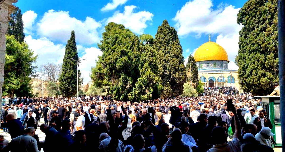 عشرات الآلاف يؤدون صلاة الجمعة في المسجد الأقصى بعد إغلاق استمر 40 يومًا