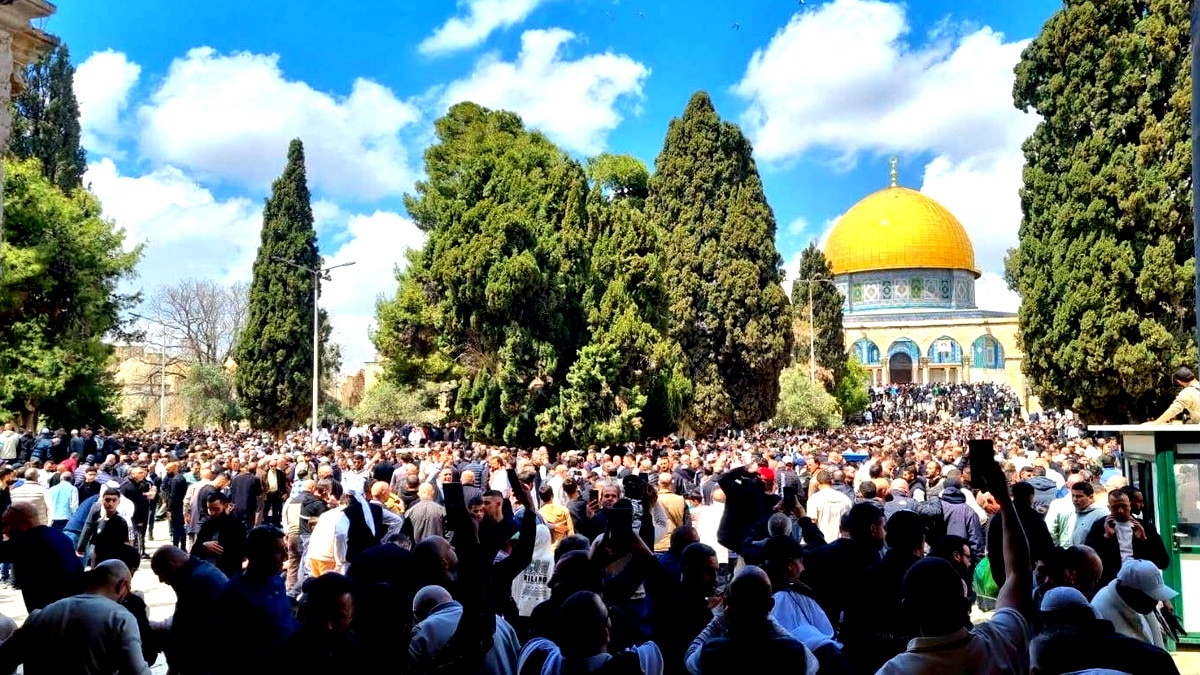 عشرات الآلاف يؤدون صلاة الجمعة في المسجد الأقصى بعد إغلاق استمر 40 يومًا