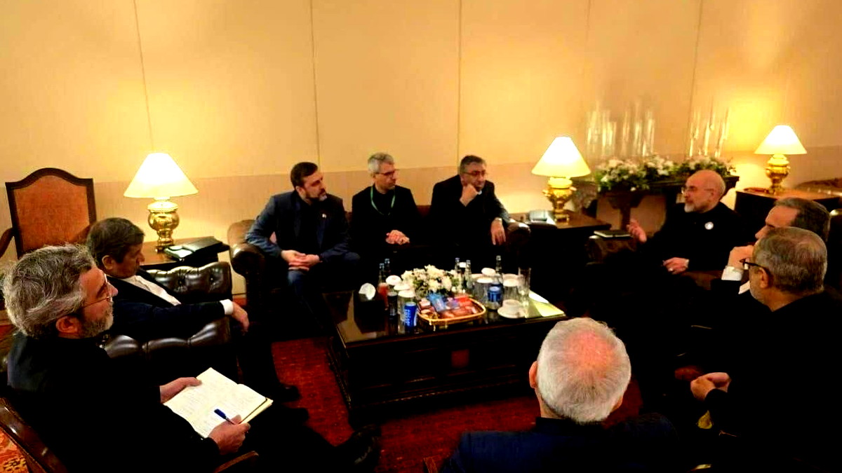 وسط أزمة ثقة: انطلاق مفاوضات حساسة بين طهران وواشنطن بوساطة باكستانية