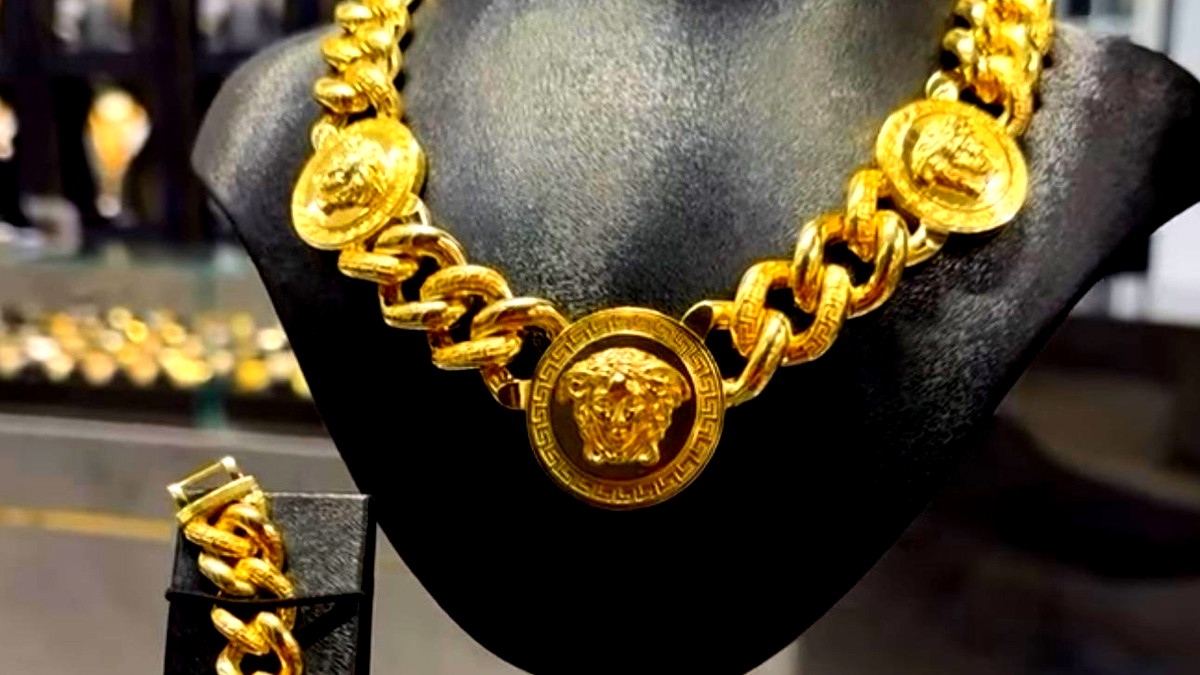 تراجع طفيف في أسعار الذهب اليوم وسط الإقبال على الملاذ الآمن