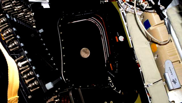 مركبة أرتيميس 2 تعود إلى الأرض بعد رحلة تاريخية حول القمر، وتسجيل رقم قياسي جديد في الابتعاد عن سطح الأرض