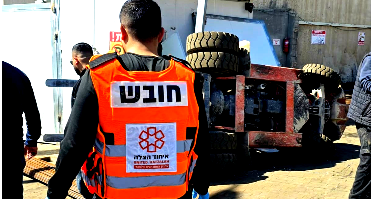 رهط: إصابة عامل بحالة متوسطة بعد انقلاب رافعة شوكية