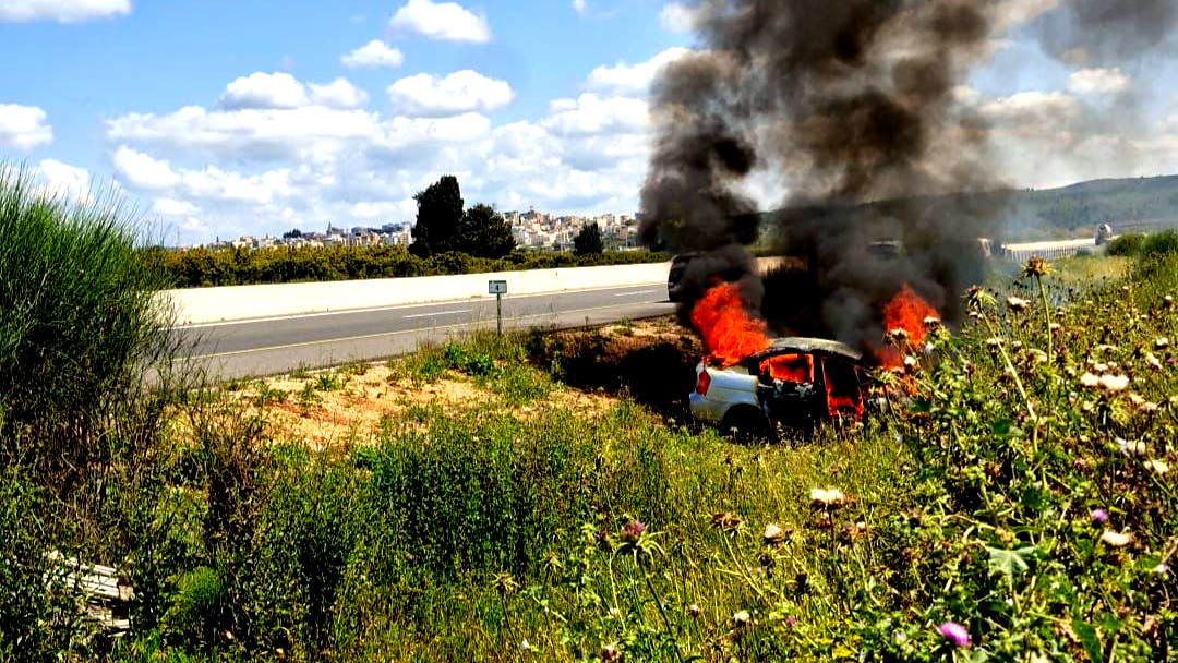 إصابة خطيرة لشخص إثر اندلاع النيران داخل مركبة بالقرب من مدينة عكّا
