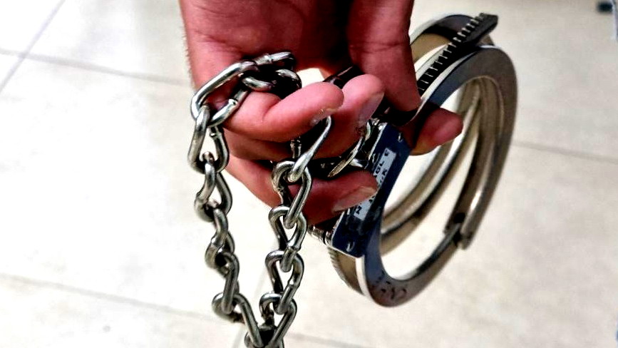 تمديد اعتقال شرطي وشقيقه من البقيعة للاشتباه بتورطهما في سطو على سبائك ذهبية بمئات الآلاف