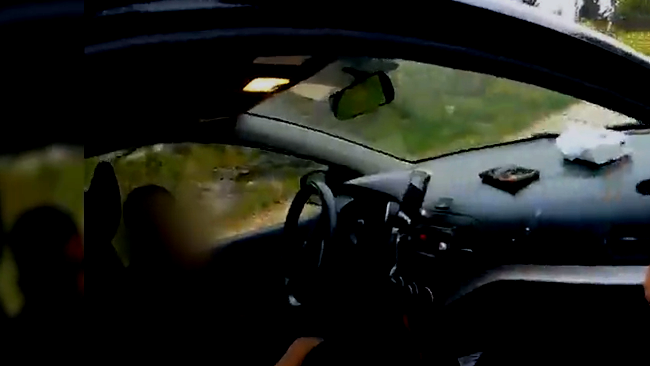 فيديو - طفل 10 سنوات يقود سيارة في كفرقاسم ووالده يحمل طفلاً رضيعاً الى جانبه