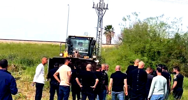 أعمال تجريف وطمر في مقبرة القسام ومحاولة شعبية لمنع طمس القبور