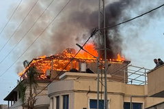 كفر قاسم: اندلاع حريق كبير في مبنى سكني وامتداده لمنزل مجاور دون تسجيل إصابات