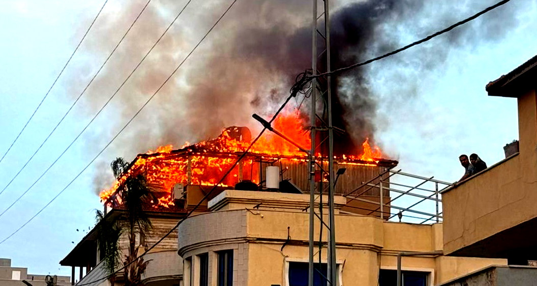 كفر قاسم: اندلاع حريق كبير في مبنى سكني وامتداده لمنزل مجاور دون تسجيل إصابات