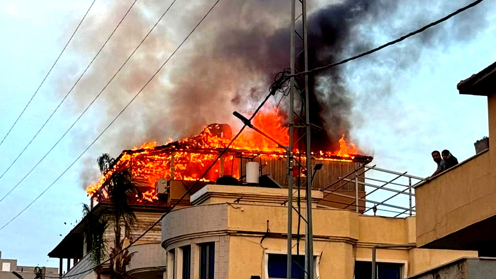 كفر قاسم: اندلاع حريق كبير في مبنى سكني وامتداده لمنزل مجاور دون تسجيل إصابات