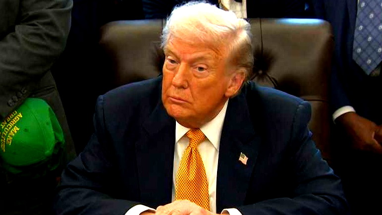 ترامب يُبلغ الرئيس اللبناني بأن قرار وقف إطلاق النار سيُتخذ خلال ساعات