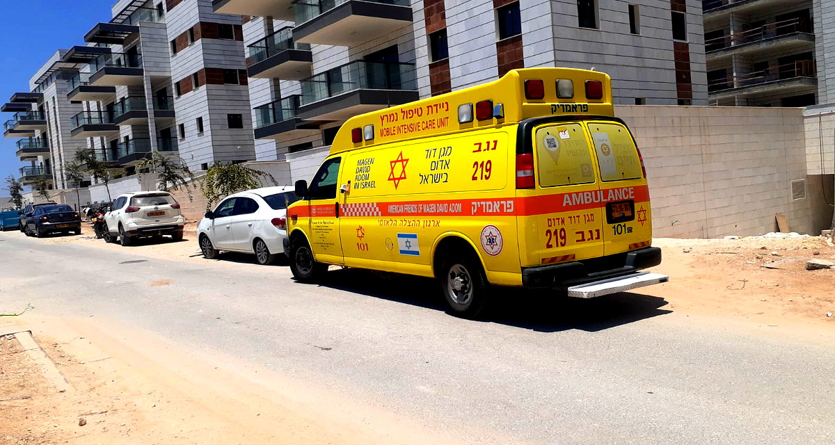 النقب: إصابة عامل بجراح خطيرة إثر سقوطه عن علو في ورشة بناء