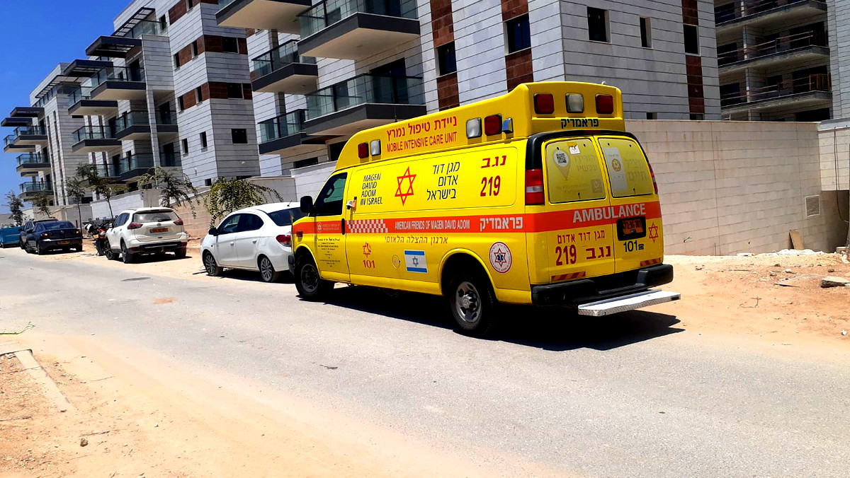 النقب: إصابة عامل بجراح خطيرة إثر سقوطه عن علو في ورشة بناء