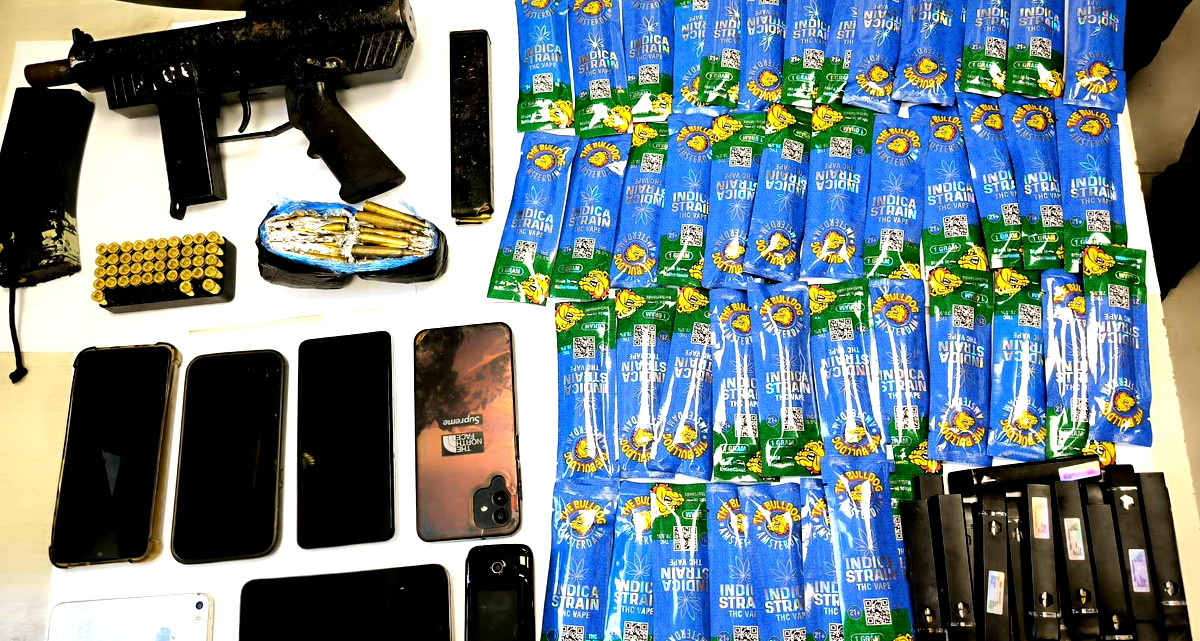 ضبط سلاح و46 سيجارة إلكترونية مخدرة في العزير