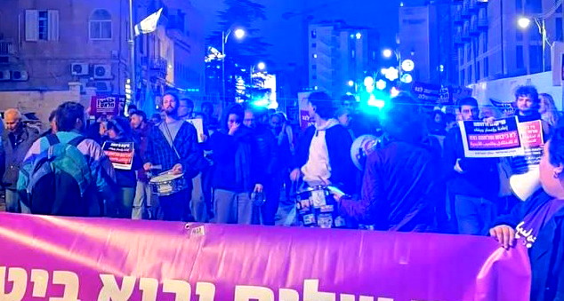 آلاف المتظاهرين في حيفا والقدس يطالبون بإنهاء الحرب| ألون لي غرين: "الحكومة لا تضع السلام ضمن خياراتها، لذلك نستمر بالاحتجاج"