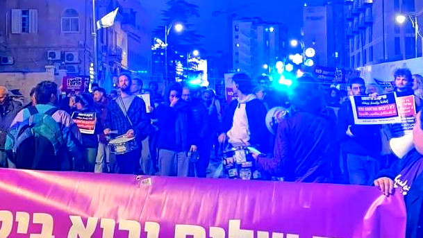 آلاف المتظاهرين في حيفا والقدس يطالبون بإنهاء الحرب| ألون لي غرين: "الحكومة لا تضع السلام ضمن خياراتها، لذلك نستمر بالاحتجاج"