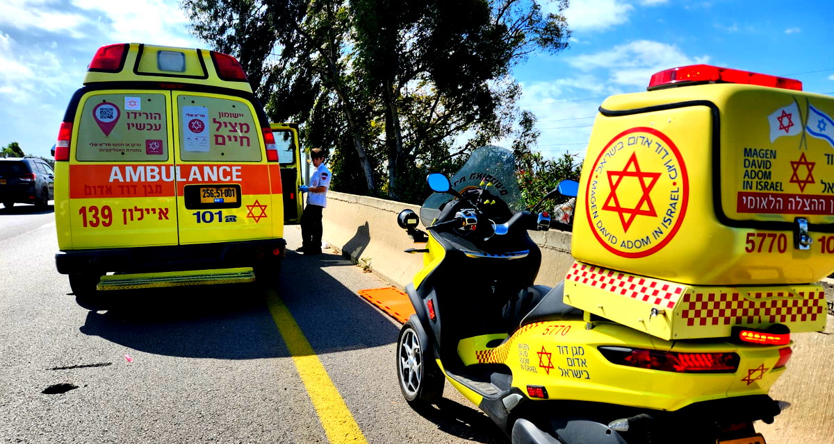 إصابة خطيرة لرجل (50 عامًا) إثر حادث طرق وقع بين مركبة ودراجة نارية في مركز البلاد