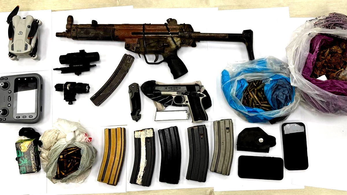 الشرطة: إحباط عمل خلية تصفية تضم قاصراً ومصادرة أسلحة وذخيرة واعتقال 3 مشتبهين في اللد