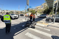 القدس: إصابة خطيرة لراكب دراجة نارية في حادث طرق