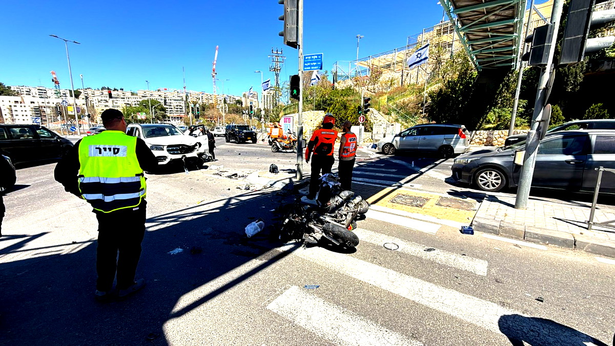 القدس: إصابة خطيرة لراكب دراجة نارية في حادث طرق