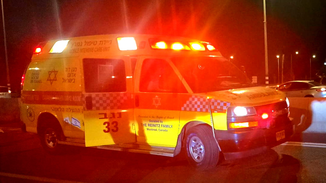 إصابة شاب بجراح خطيرة جراء انزلاق دراجة نارية على شارع 90 في الجنوب