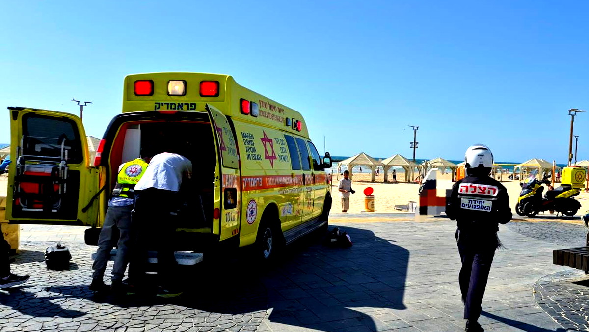 غرق شاب (30 عاماً ) في شاطئ القدس بتل أبيب ونقله إلى المستشفى في حالة حرجة