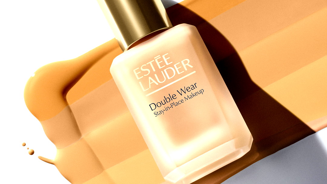 The NEW Double Wear Stay-in-Place Makeup: الميك أب المحبوب من ماركة المكياج والعناية الفاخرة إستي لاودر يعود الآن بنسخة مطوّرة