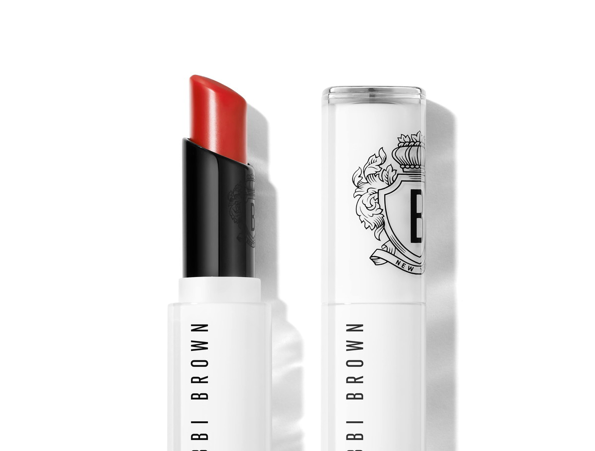 Extra Lip Tinted Balm & Extra Blushing Lip Oil: ماركة المكياج الفاخرة والمهنية بوبي براون تطلق ابتكارين جديدين للعناية اليومية بالشفاه