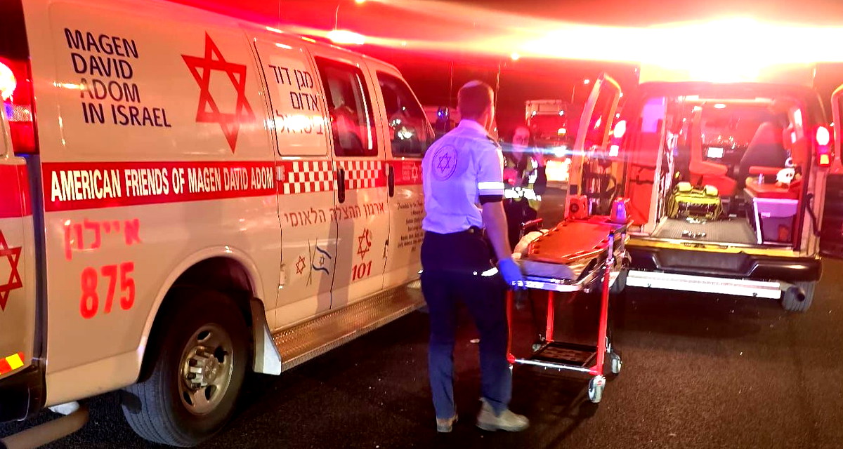 النقب: إصابة خطيرة لرجل (37 عاماً) إثر اصطدام مركبته بحاجز فصل على شارع 60 قرب ابو كف