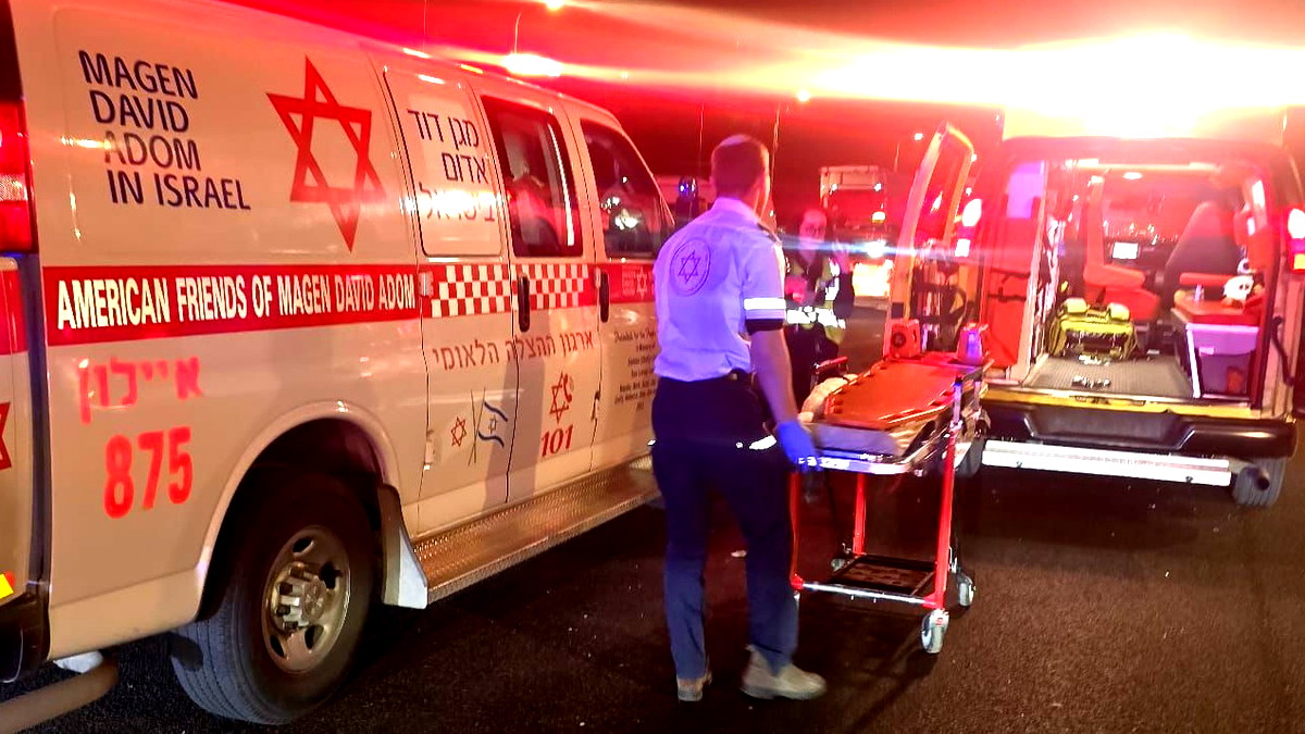 النقب: إصابة خطيرة لرجل (37 عاماً) إثر اصطدام مركبته بحاجز فصل على شارع 60 قرب ابو كف